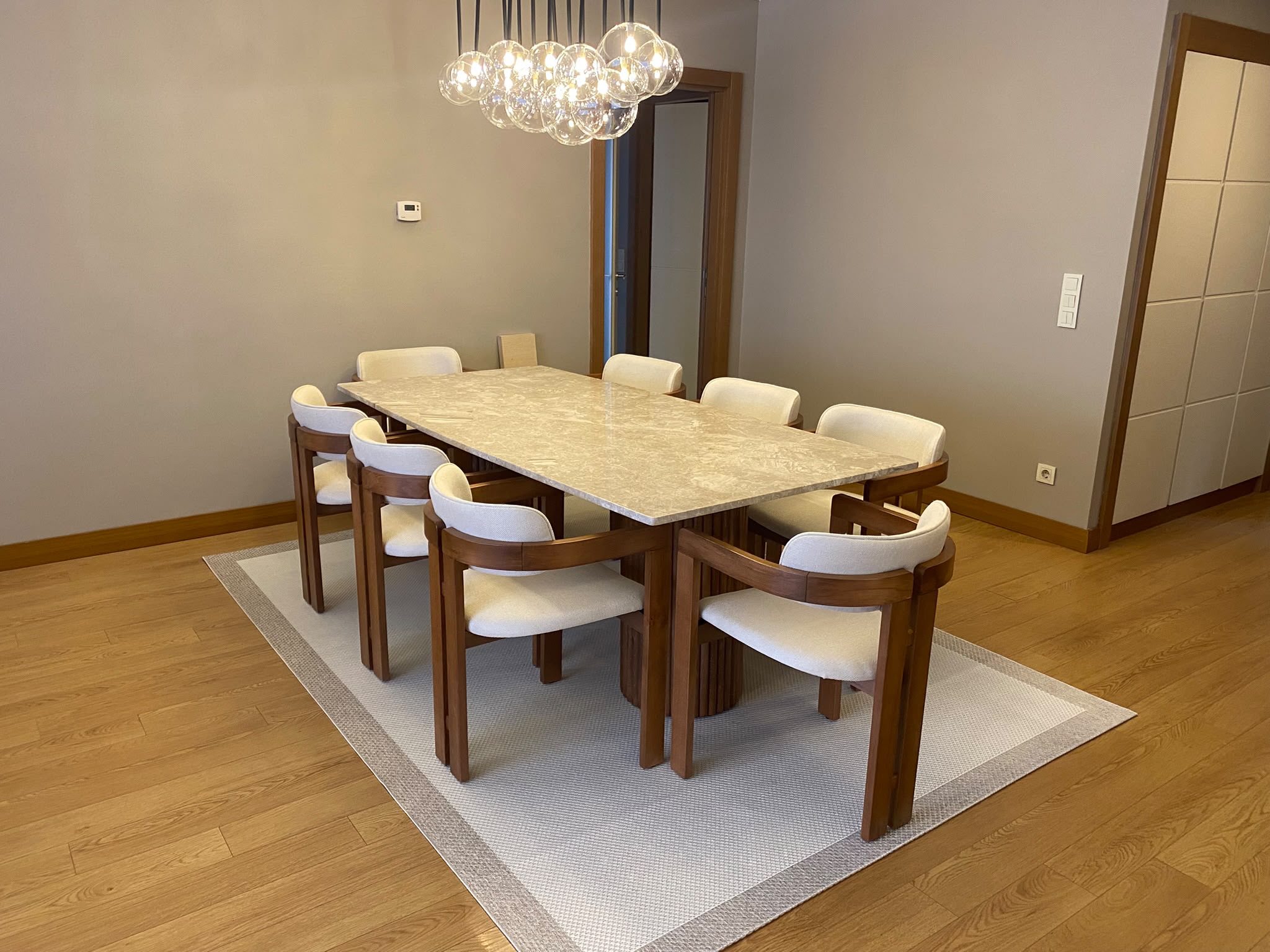 Chair Design için hazırlanan mobilya web sitesi ve yemek alanı görseli